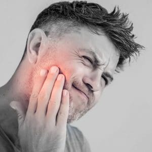 Pulsujący ból zęba  – co może oznaczać i kiedy występuje?