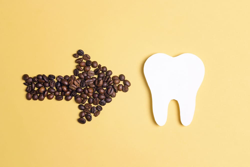 wpływ kawy na zęby obraz 1
