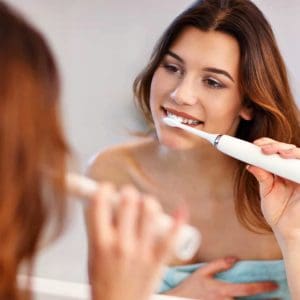 Mycie zębów po posiłku – dlaczego nie myć zębów od razu po jedzeniu?