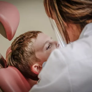 Lakowanie zębów – na czym polega zabieg i czy warto go wykonać?