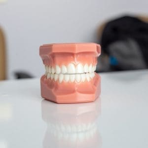 Odbudowa szkliwa – jak wzmocnić zęby?