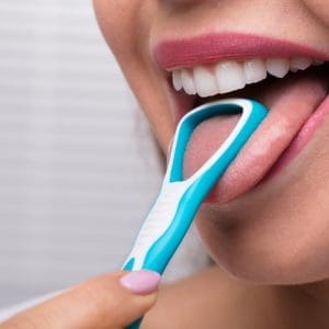 Czyścik do języka czy irygator dentystyczny – zobacz, co sprawdza się lepiej
