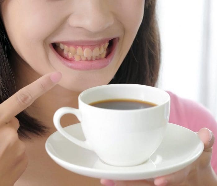 wpływ kawy na zęby obraz 1